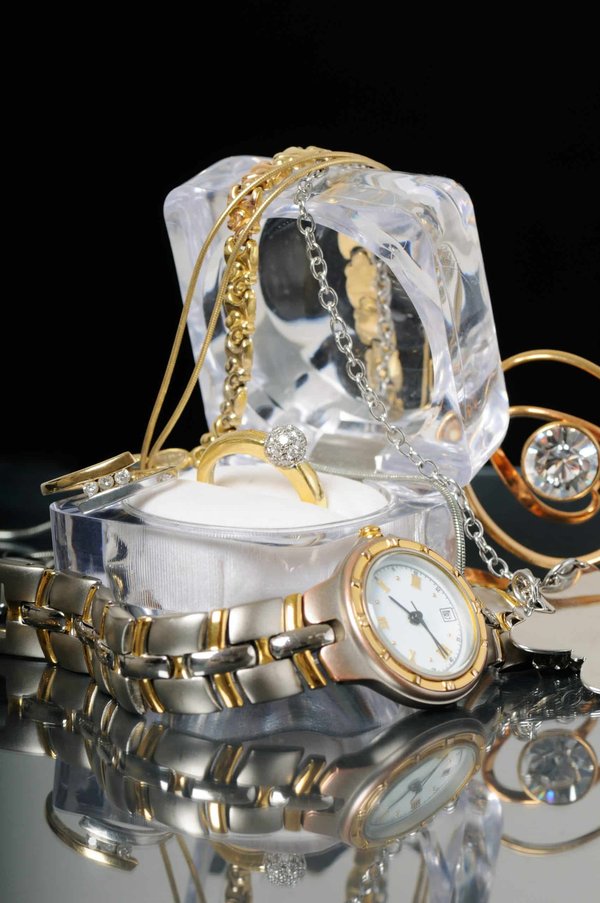 What kind of jewelry to give a woman?